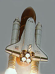 The Space Shuttle Discovery on the way to the skies with Hubble as payload.